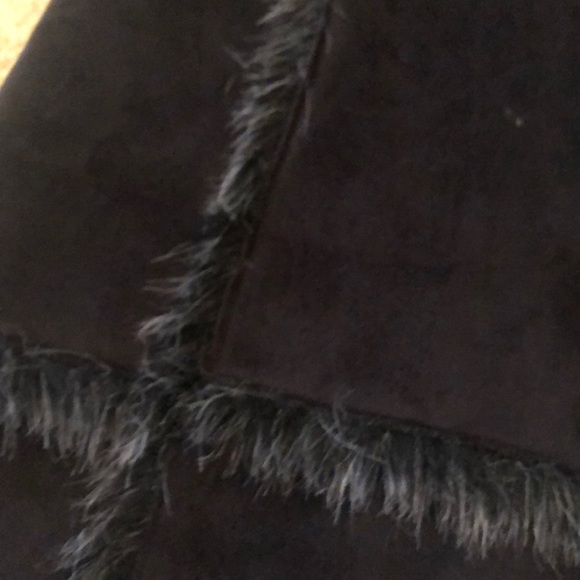 Black fur zip vest. Perfect for layering - Picture 4 of 4